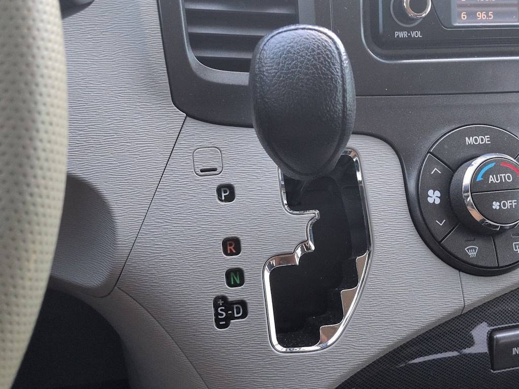 Thumbnail: 2013 Toyota Sienna - 33