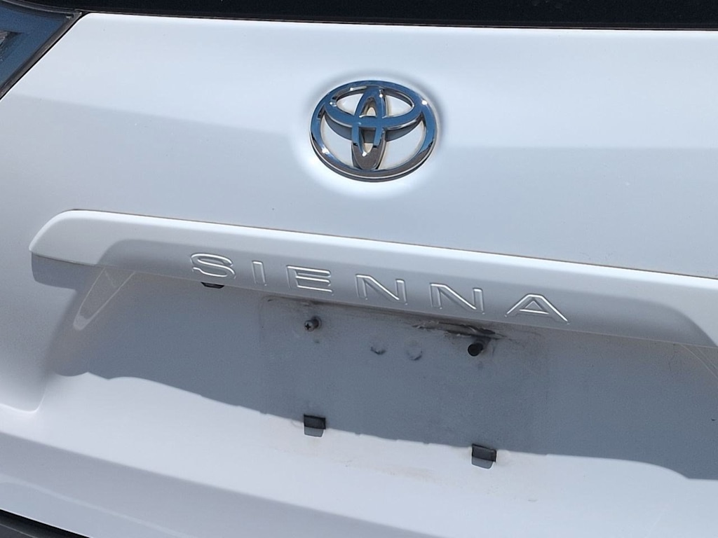Thumbnail: 2013 Toyota Sienna - 21