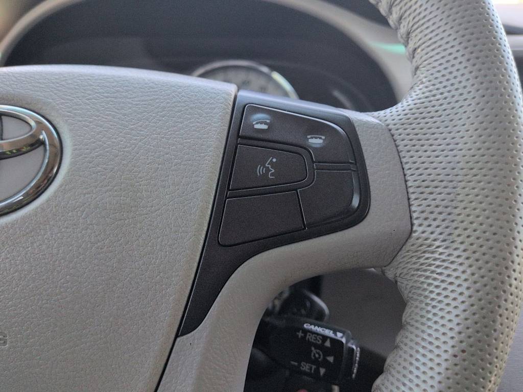 Thumbnail: 2013 Toyota Sienna - 28