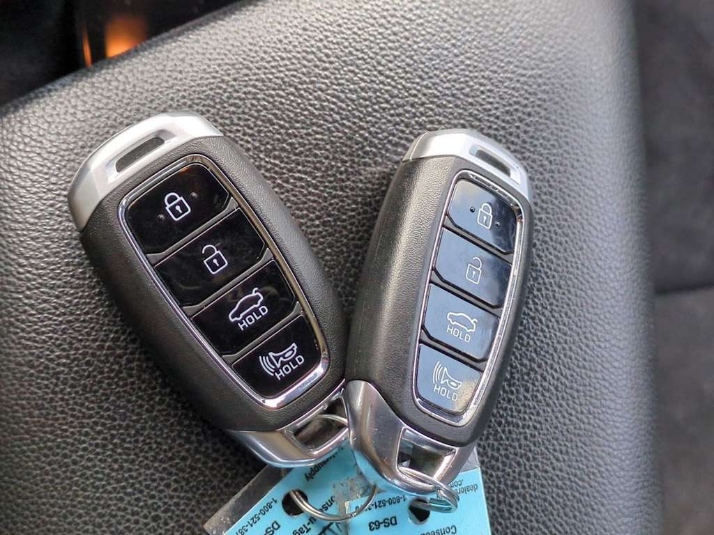 Thumbnail: 2022 Hyundai Elantra - 17