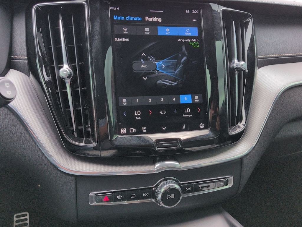 Thumbnail: 2022 Volvo XC60 - 14