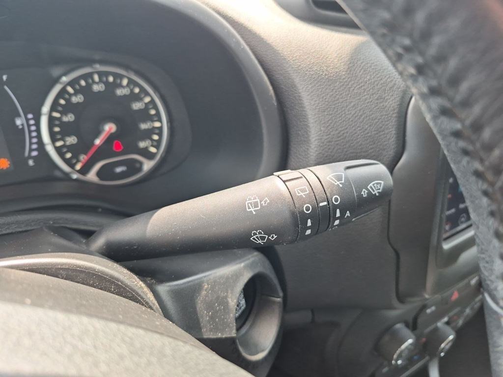 Thumbnail: 2018 Jeep Renegade - 31