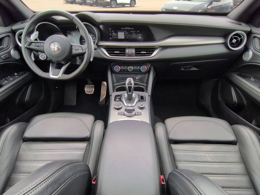Thumbnail: 2023 Alfa Romeo Stelvio - 10