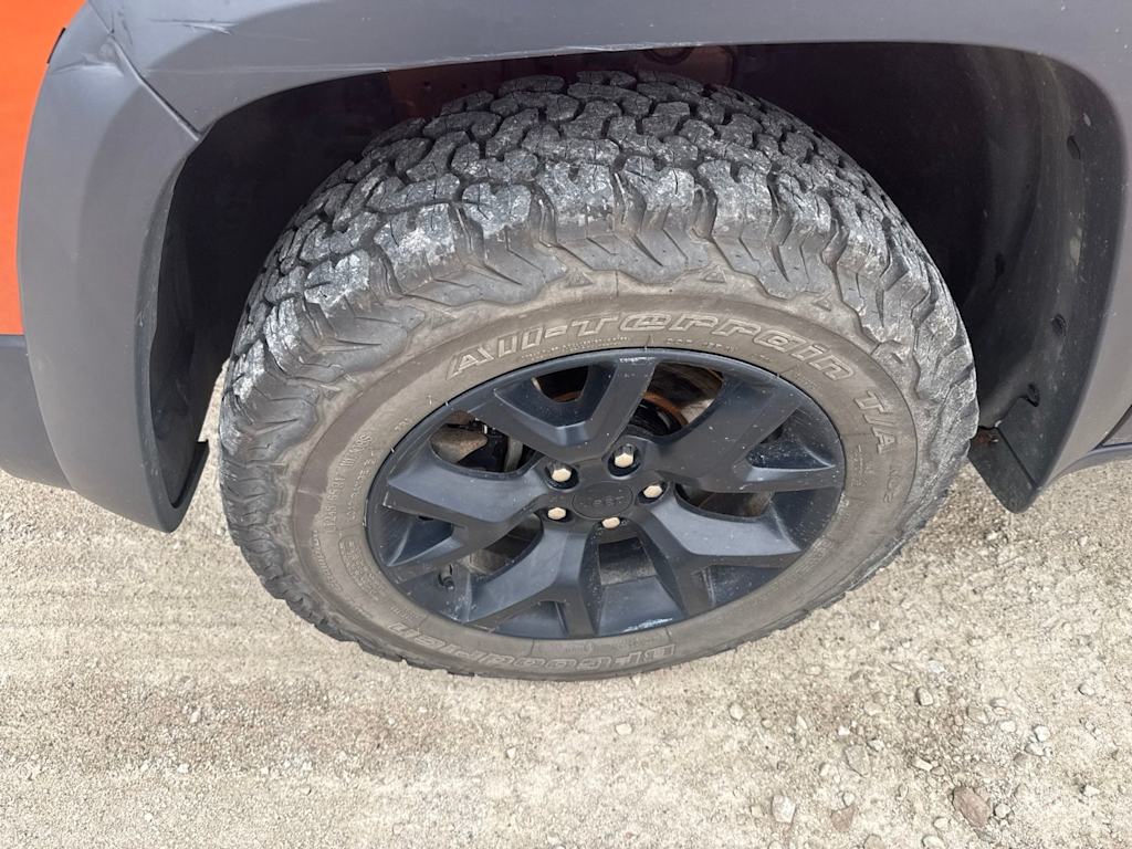 Thumbnail: 2015 Jeep Cherokee - 14