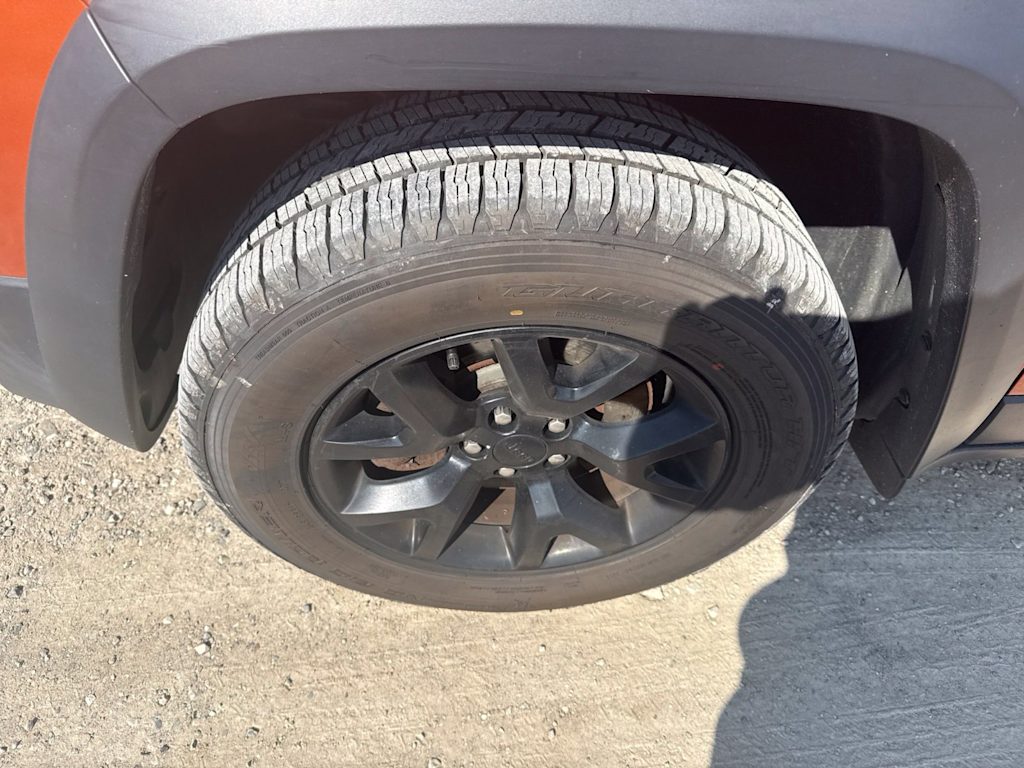 Thumbnail: 2015 Jeep Cherokee - 16