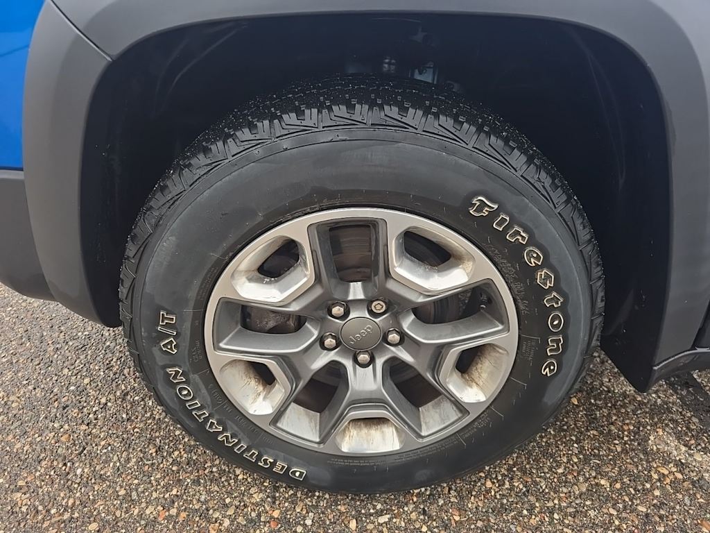 Thumbnail: 2019 Jeep Cherokee - 18