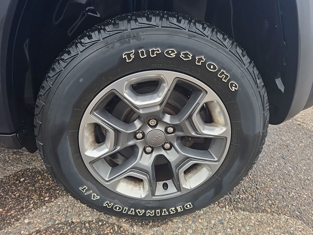 Thumbnail: 2019 Jeep Cherokee - 17