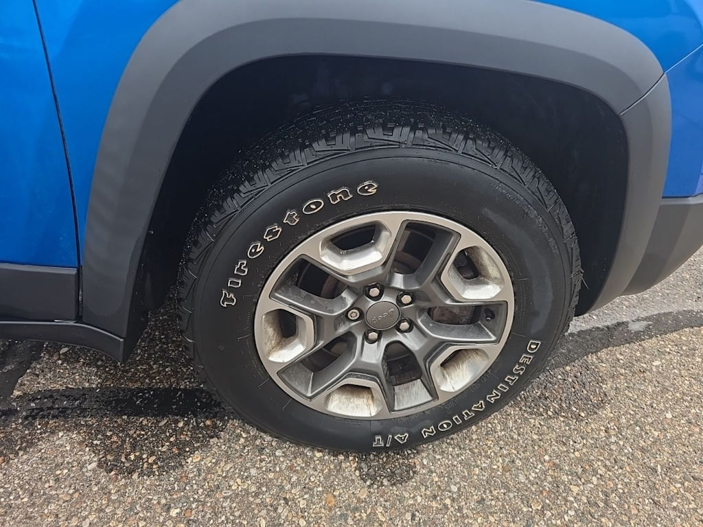 Thumbnail: 2019 Jeep Cherokee - 16