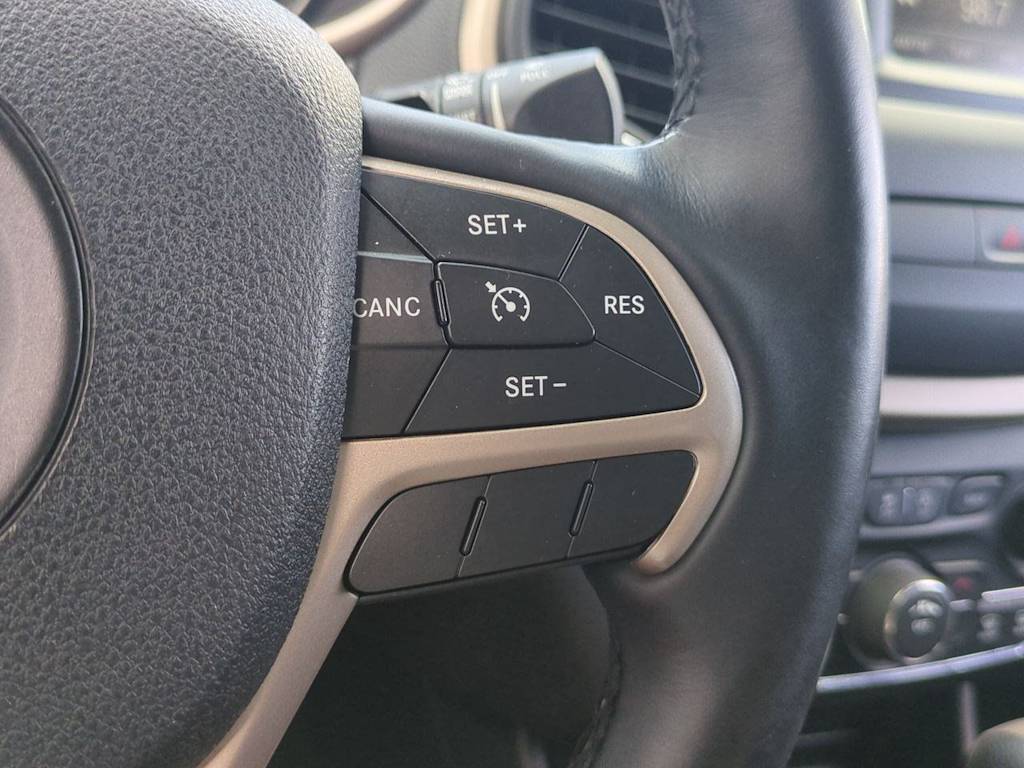 Thumbnail: 2016 Jeep Cherokee - 28