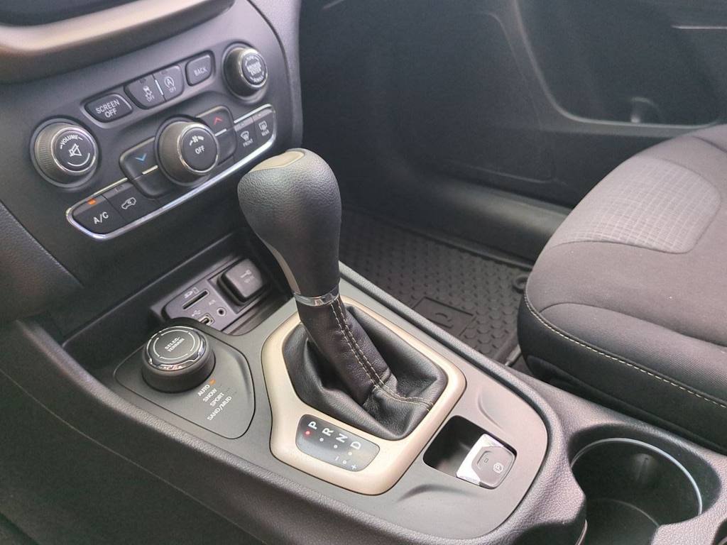 Thumbnail: 2016 Jeep Cherokee - 15
