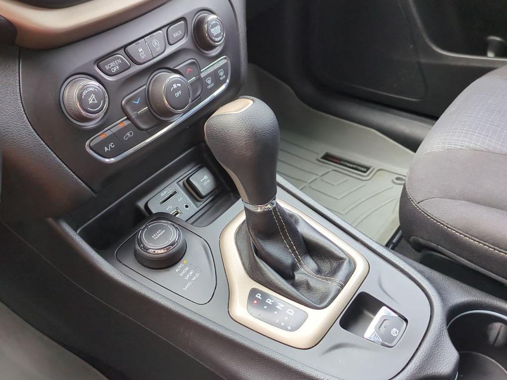 Thumbnail: 2015 Jeep Cherokee - 15
