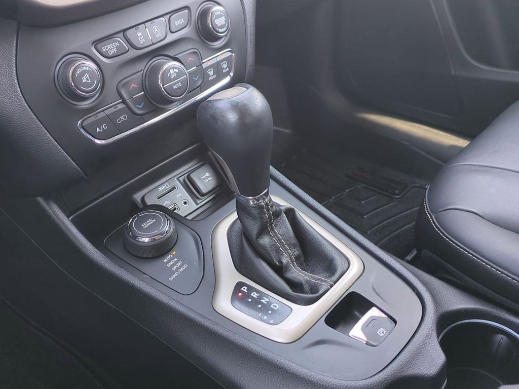 Thumbnail: 2016 Jeep Cherokee - 16