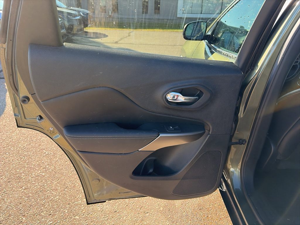 Thumbnail: 2021 Jeep Cherokee - 18