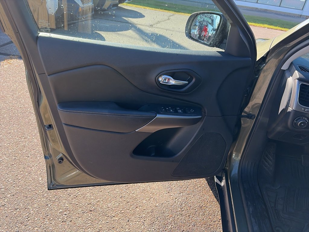 Thumbnail: 2021 Jeep Cherokee - 17