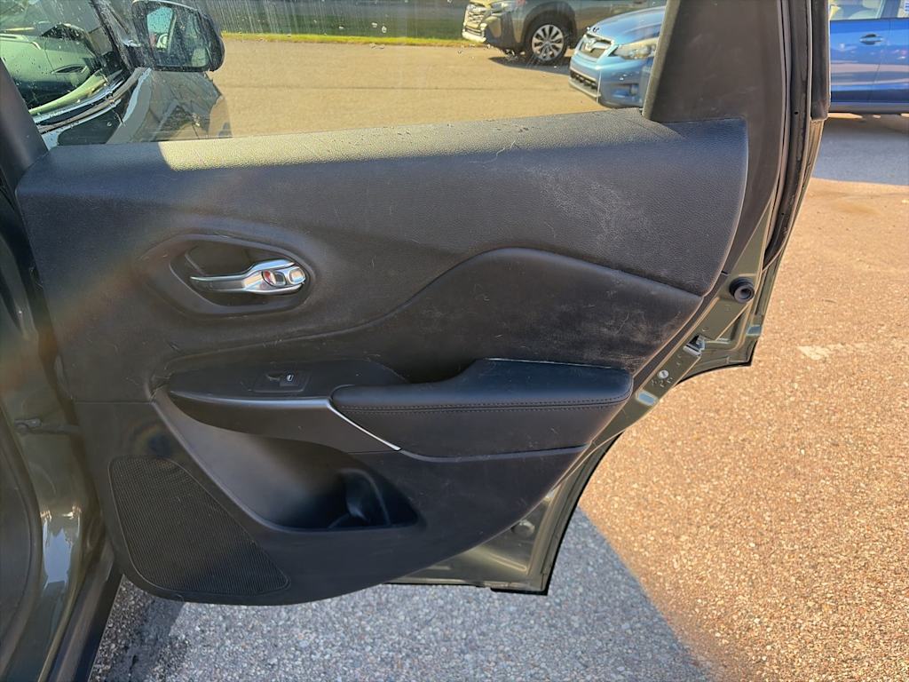 Thumbnail: 2021 Jeep Cherokee - 20