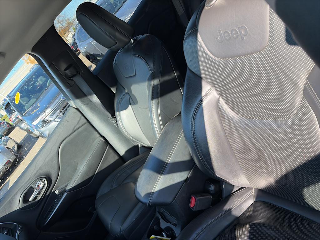 Thumbnail: 2021 Jeep Cherokee - 16