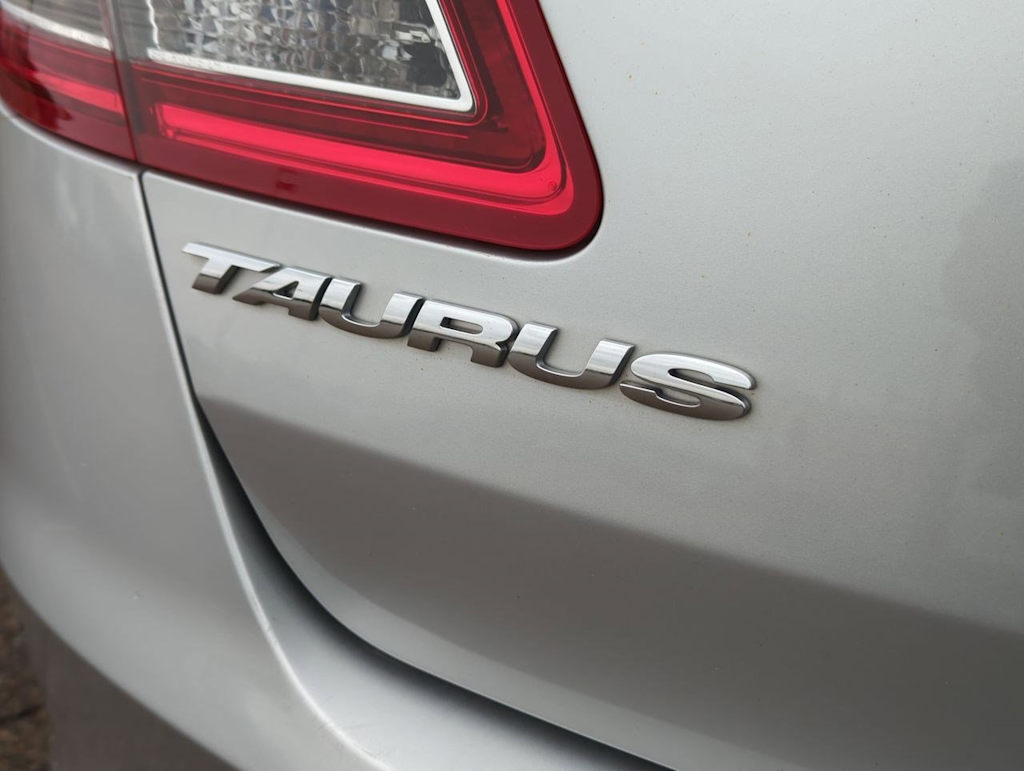 2015 Ford Taurus SEL 23