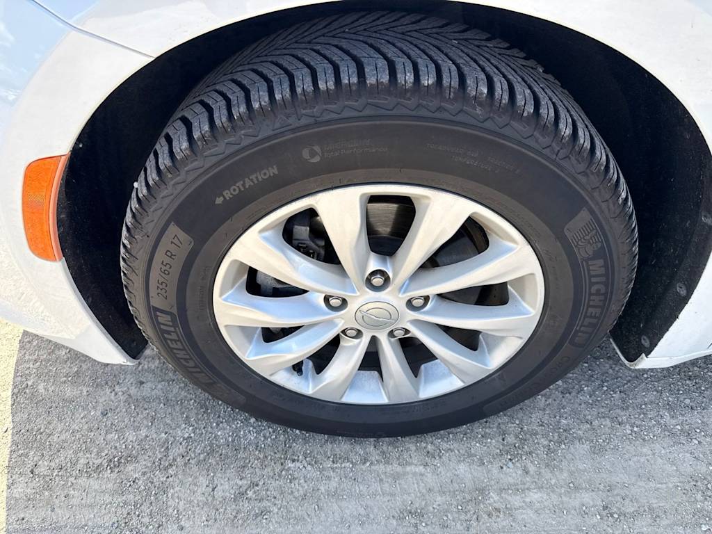 Thumbnail: 2017 Chrysler Pacifica - 17