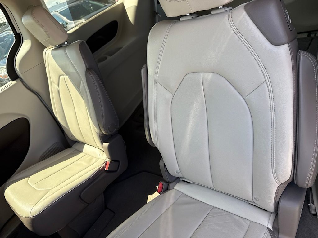 Thumbnail: 2017 Chrysler Pacifica - 10