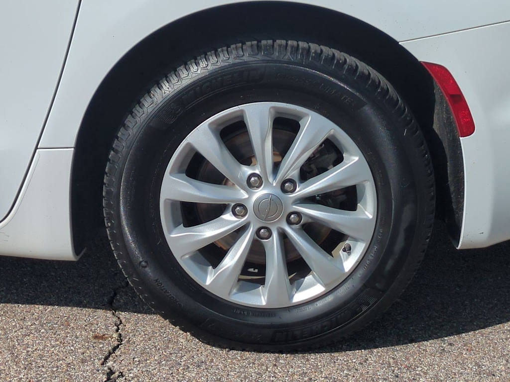Thumbnail: 2017 Chrysler Pacifica - 8