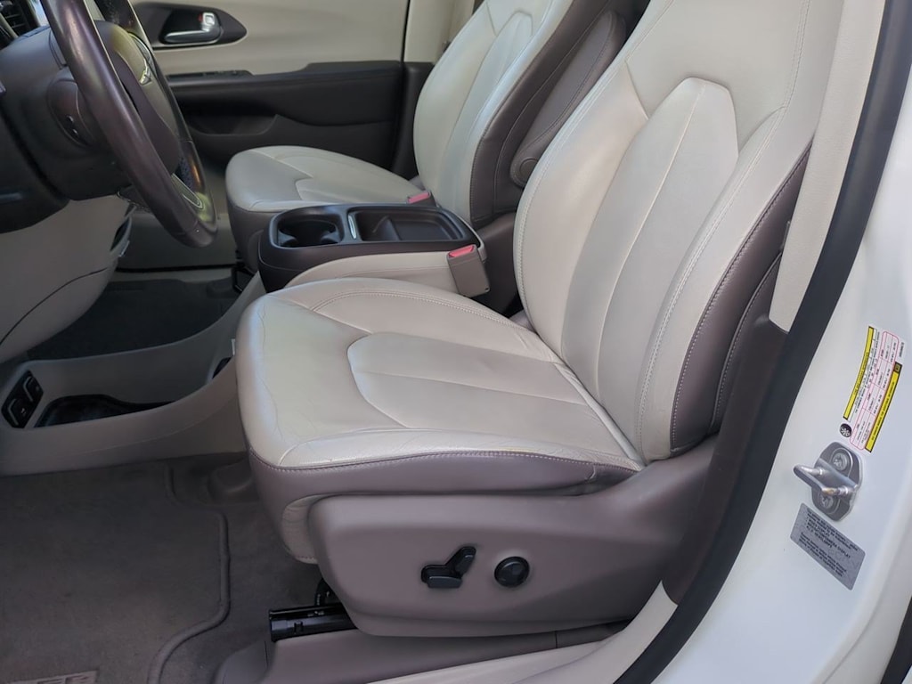 Thumbnail: 2017 Chrysler Pacifica - 10