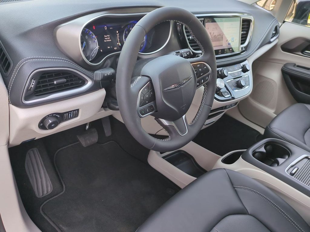 Thumbnail: 2024 Chrysler Pacifica - 2