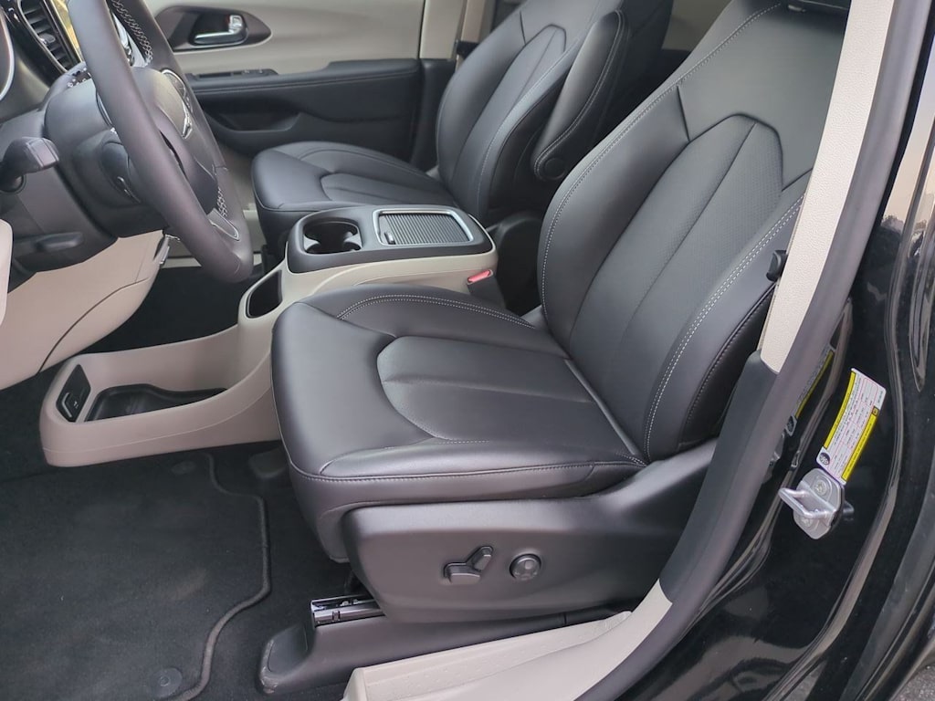 Thumbnail: 2024 Chrysler Pacifica - 10