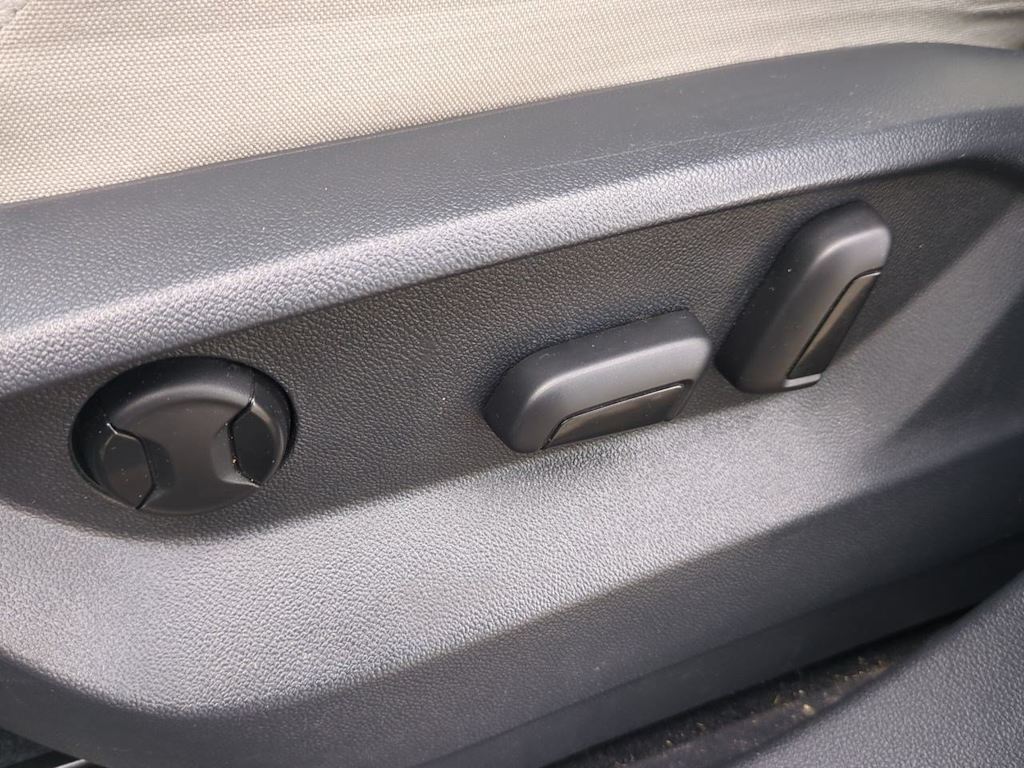 Thumbnail: 2021 Volkswagen Tiguan - 25