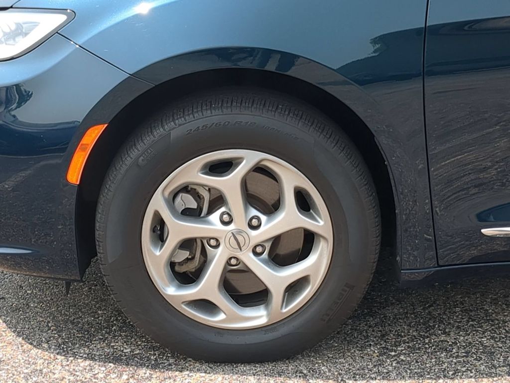 Thumbnail: 2023 Chrysler Pacifica - 8