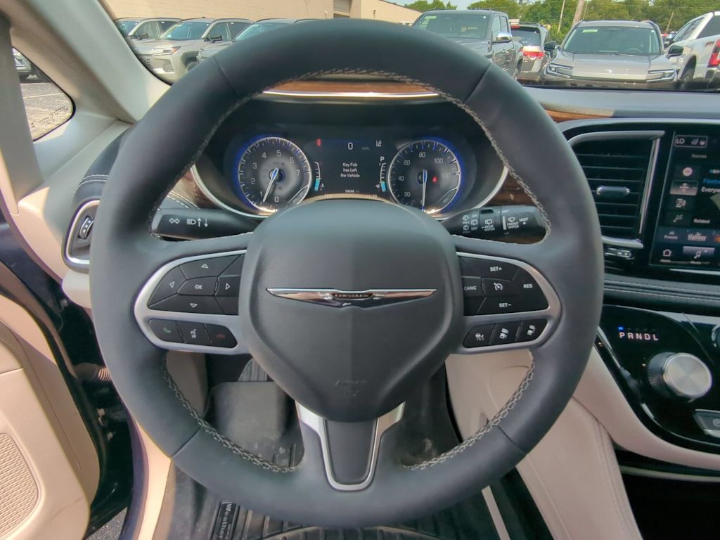 Thumbnail: 2023 Chrysler Pacifica - 13