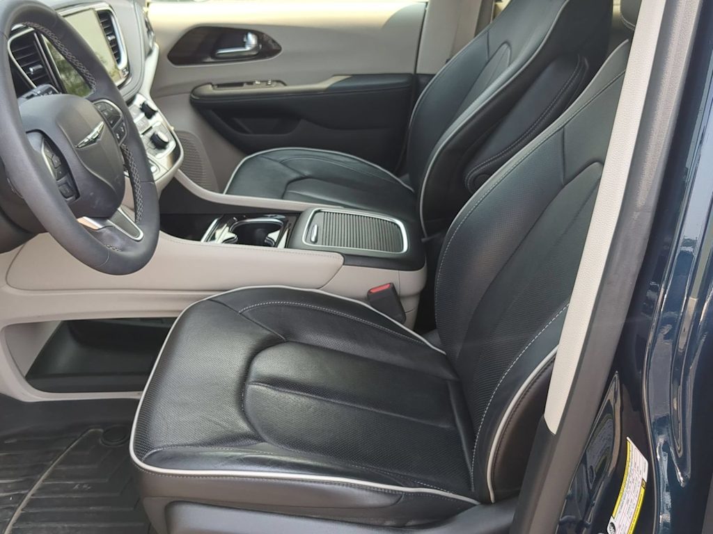 Thumbnail: 2023 Chrysler Pacifica - 10