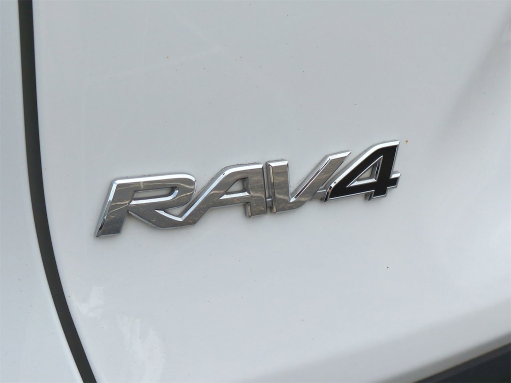 2023 Toyota RAV4 XLE 23