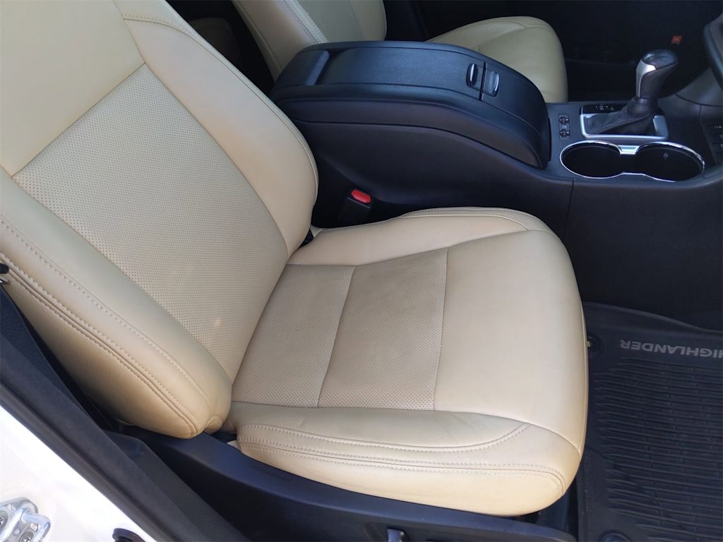2016 Toyota Highlander Limited 28