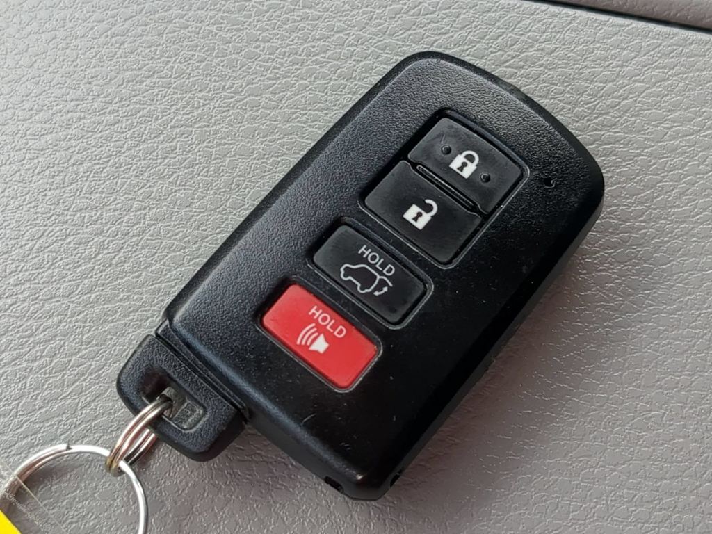 Thumbnail: 2018 Toyota Highlander - 18