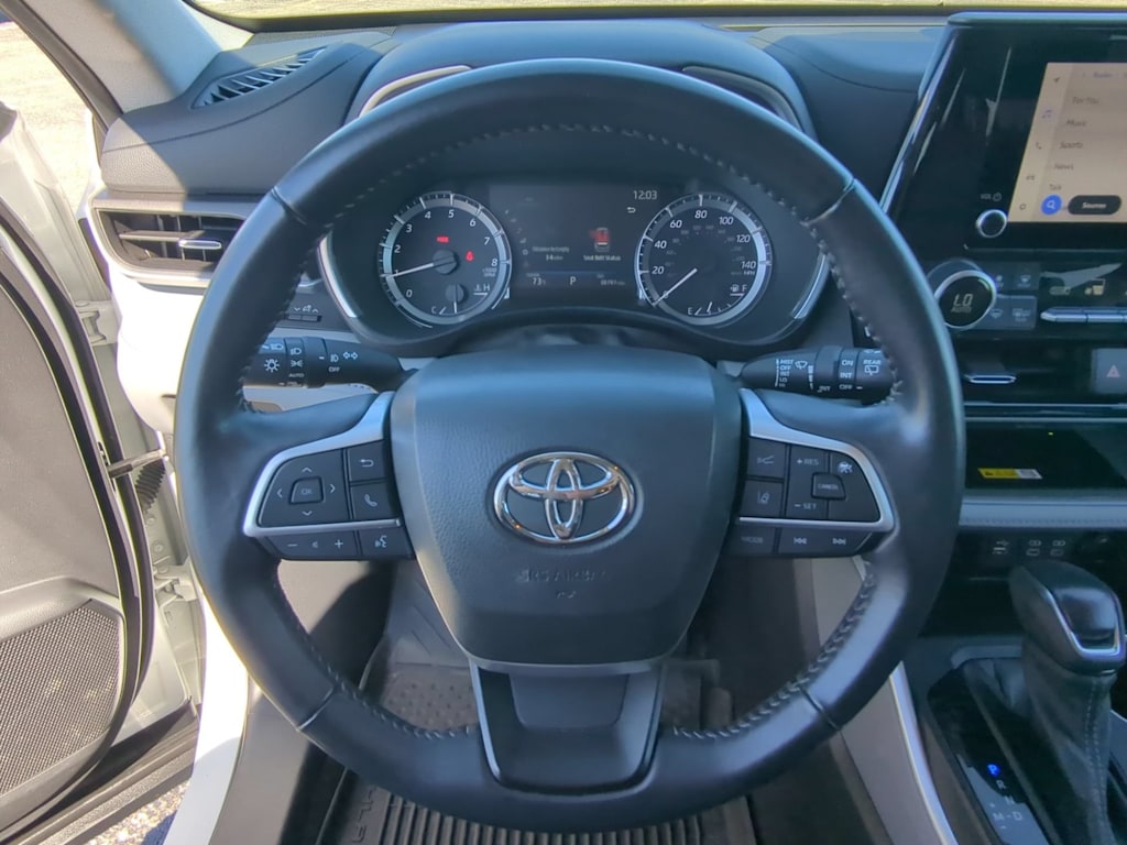 Thumbnail: 2023 Toyota Highlander - 12