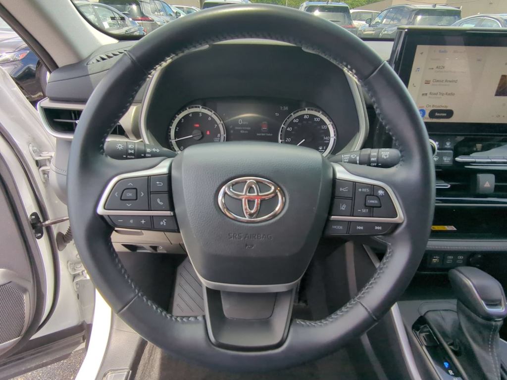 Thumbnail: 2023 Toyota Highlander - 13