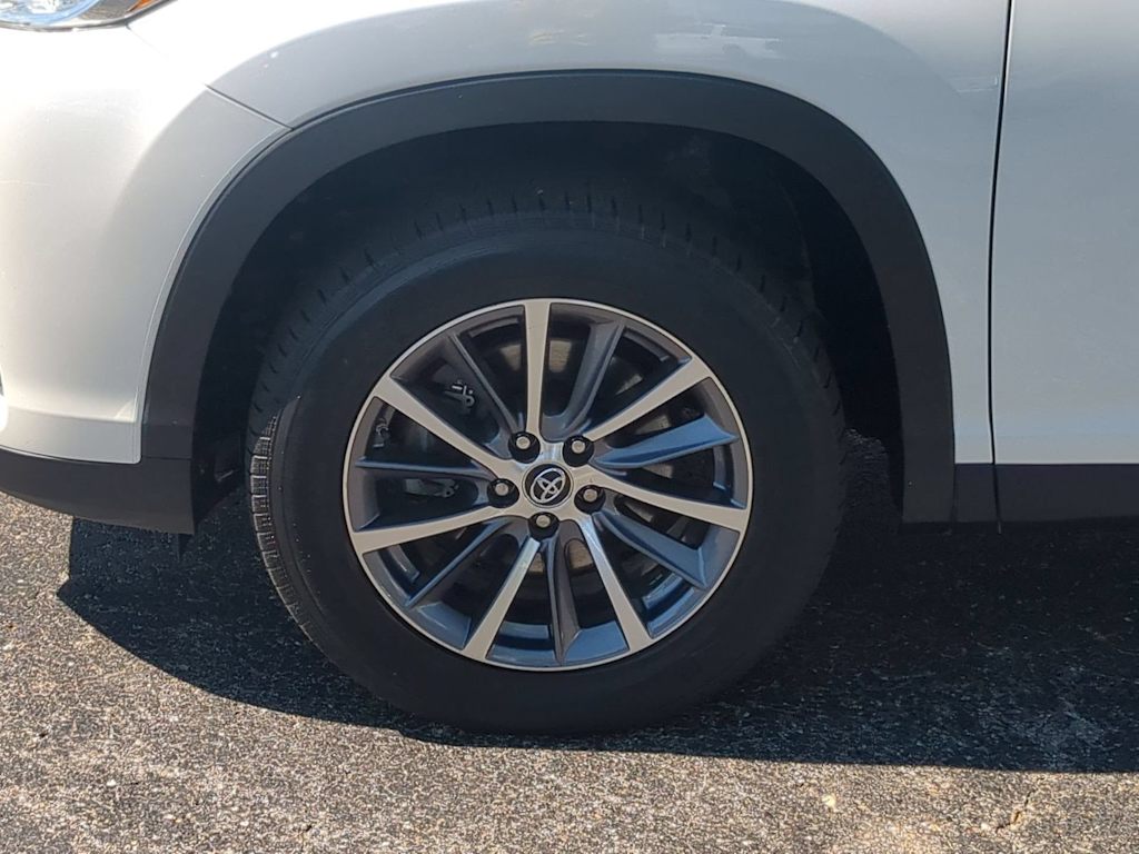 Thumbnail: 2019 Toyota Highlander - 8
