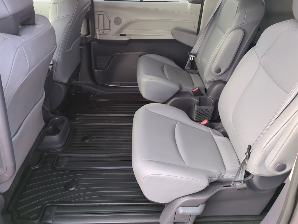 Thumbnail: 2021 Toyota Sienna - 27