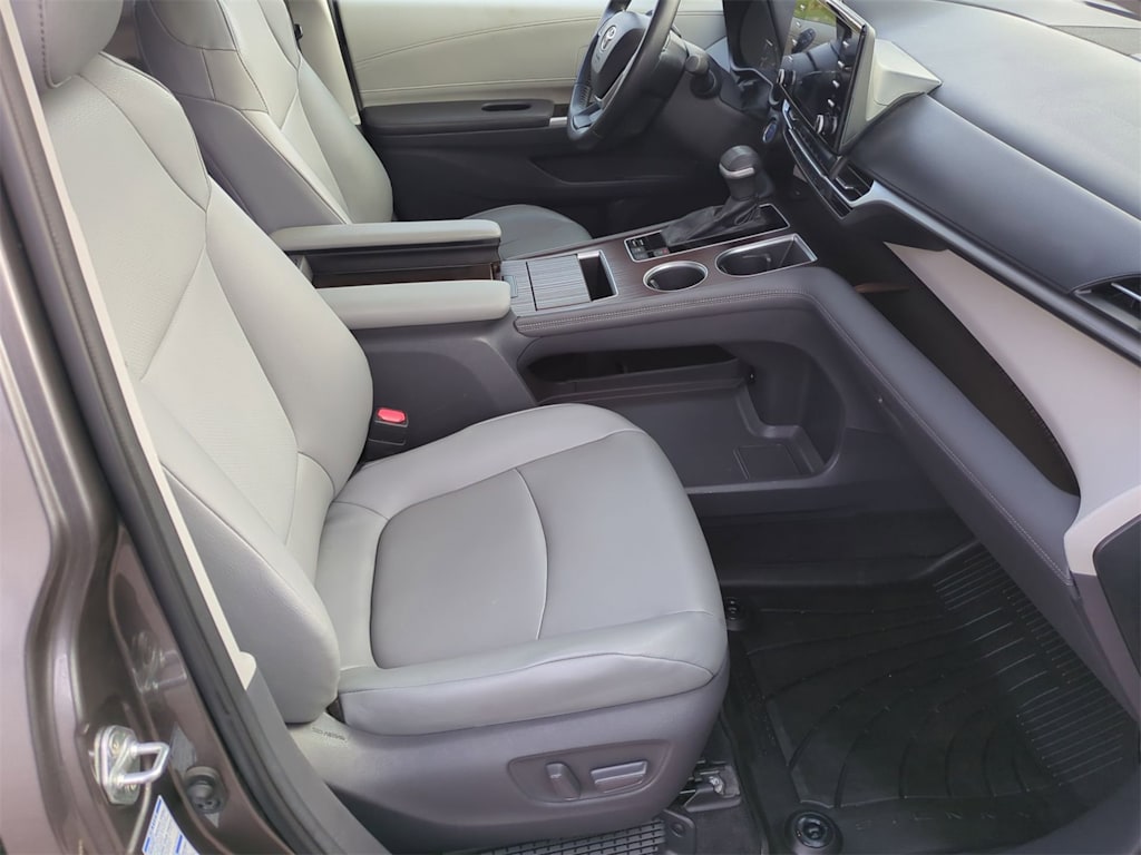 Thumbnail: 2021 Toyota Sienna - 10