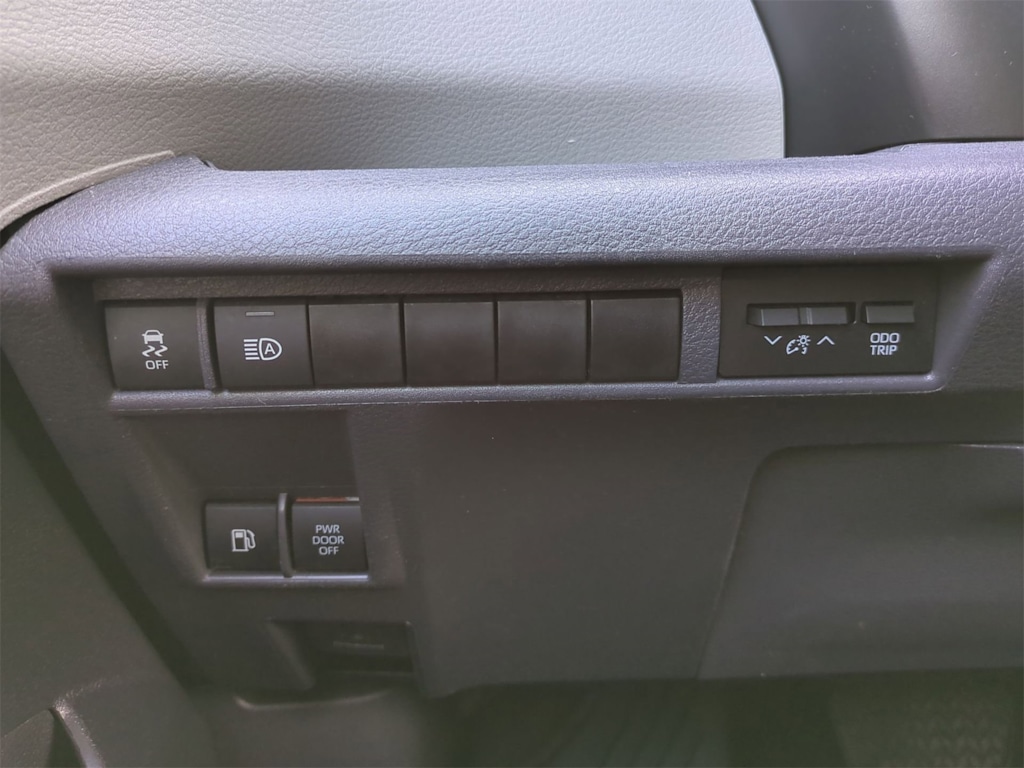 Thumbnail: 2021 Toyota Sienna - 32