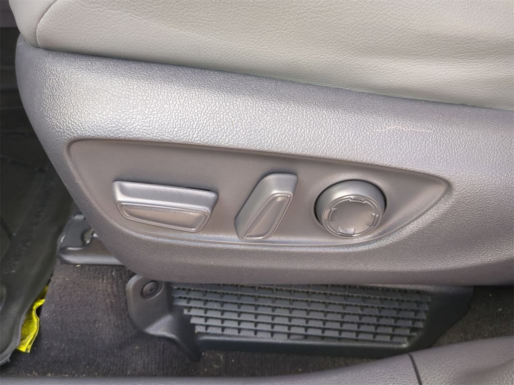 Thumbnail: 2021 Toyota Sienna - 25