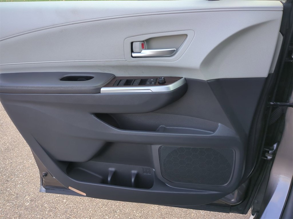 Thumbnail: 2021 Toyota Sienna - 34