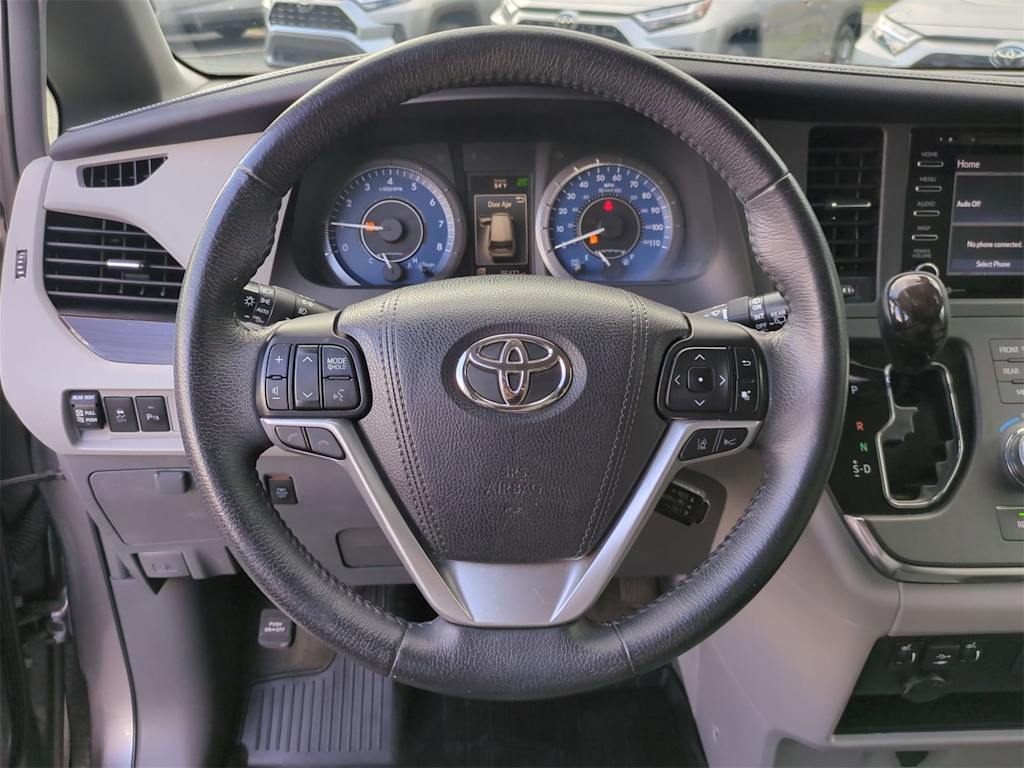 Thumbnail: 2018 Toyota Sienna - 13
