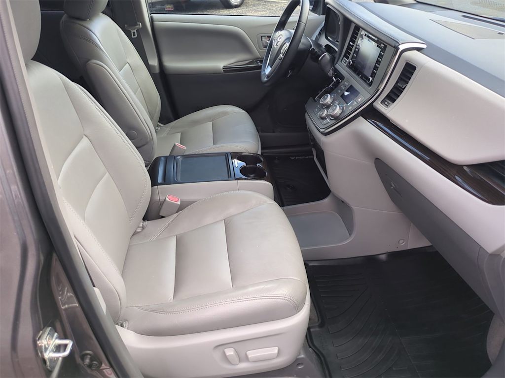 Thumbnail: 2018 Toyota Sienna - 11