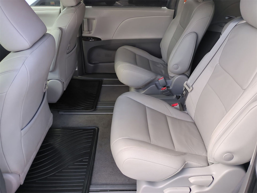 Thumbnail: 2018 Toyota Sienna - 27