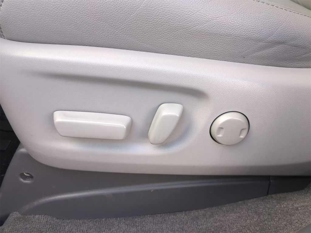 Thumbnail: 2018 Toyota Sienna - 25