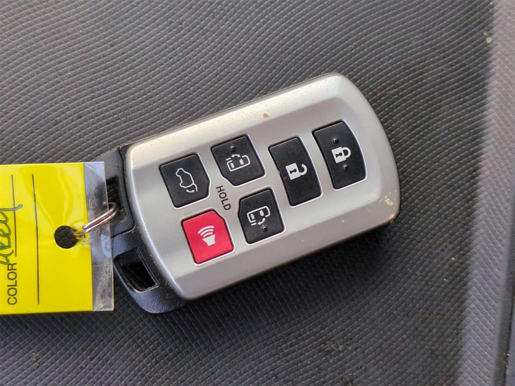 Thumbnail: 2018 Toyota Sienna - 18