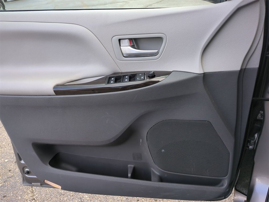 Thumbnail: 2018 Toyota Sienna - 34