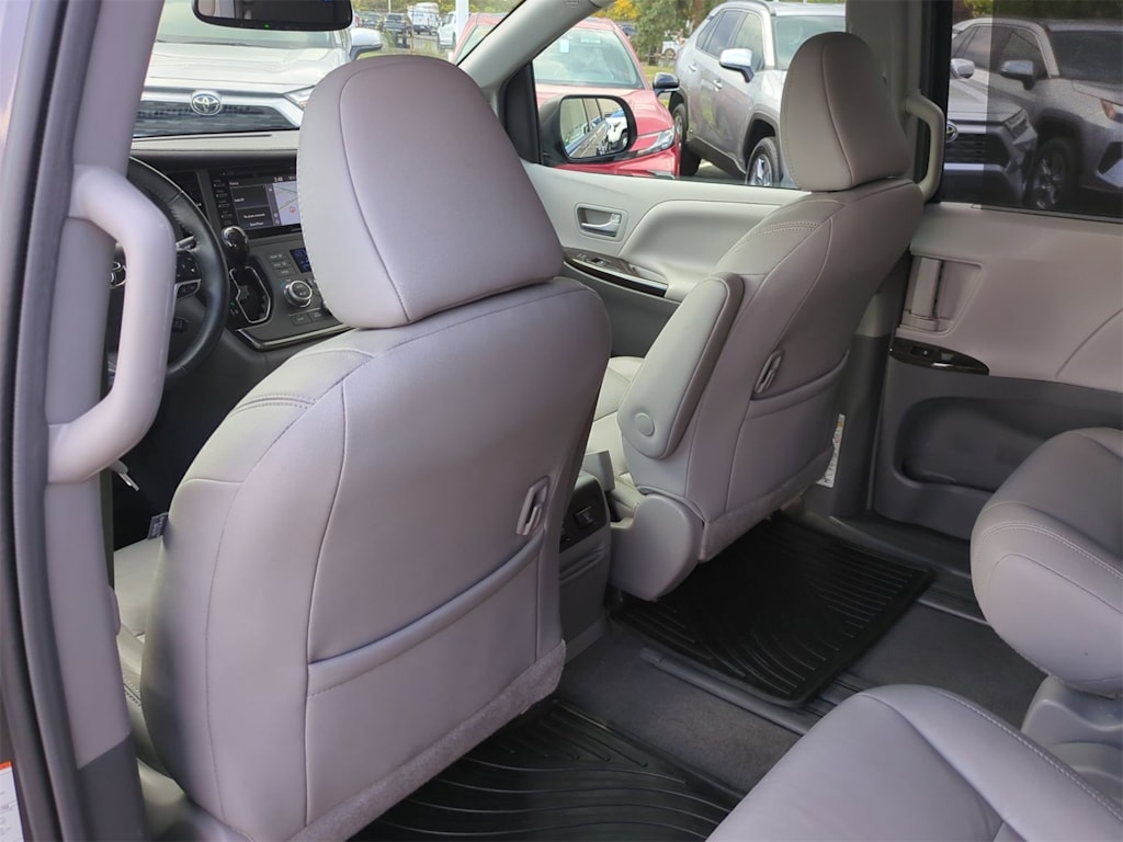 Thumbnail: 2018 Toyota Sienna - 12