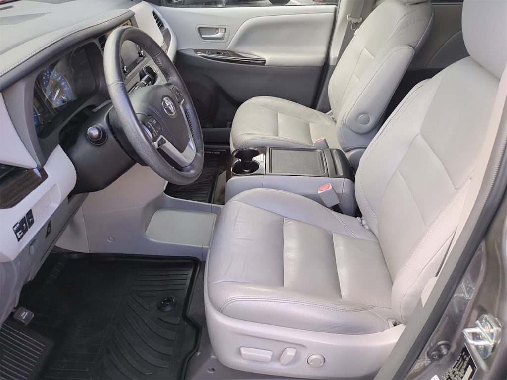 Thumbnail: 2018 Toyota Sienna - 10
